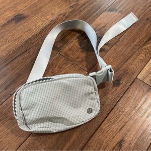 Lululemon everywhere belt bag
